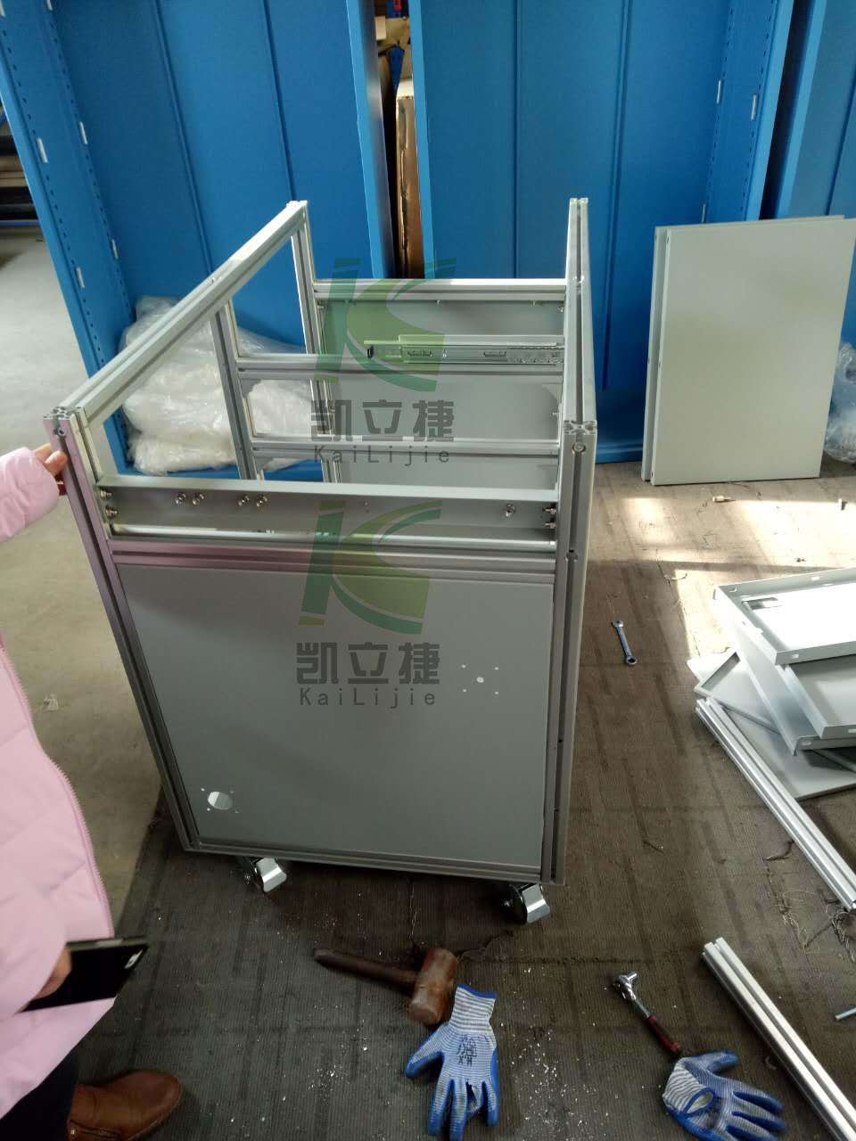 铝型材工具车组装中